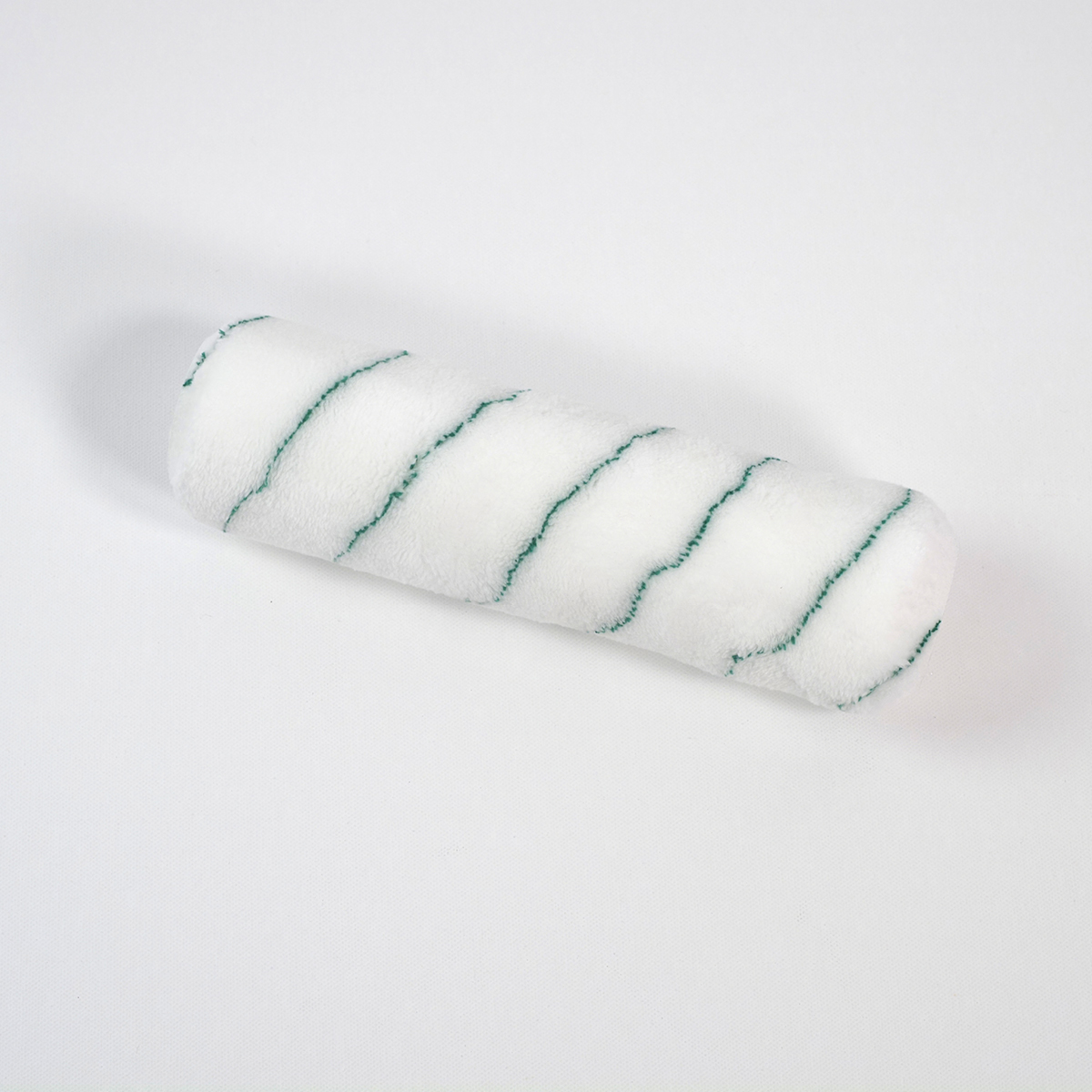 Die Lackrolle von Einhornwerke eignet sich ideal für kreative Wandgestaltung im Wohnzimmer.