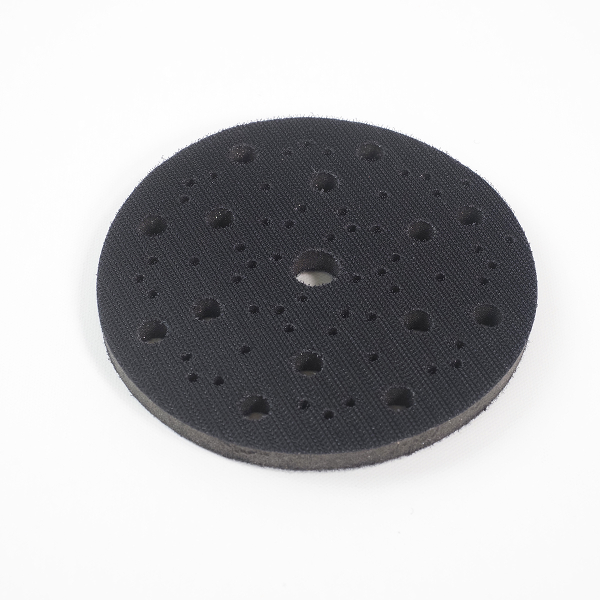 Die schwarze MIRKA-Softauflage 150mm mit 67 Löchern und 10mm Dicke liegt auf einer weißen Oberfläche.