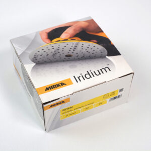 Eine Box mit Schleifpapier-Iridium von Mirka zeigt ein hochwertiges Produkt für präzise Wandgestaltung.