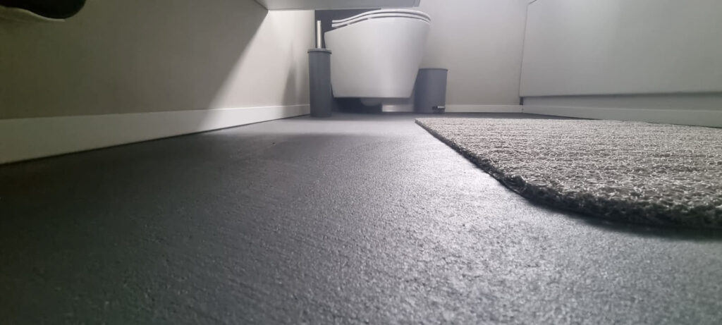 Ein modernes Badezimmer mit glattem Boden aus Microzement vom Hersteller Einhornwerke.