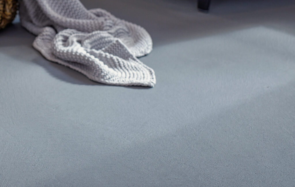 Microzement und fugenlose Oberflächen: Stilvolle Alternativen zu Fliesen im Bad