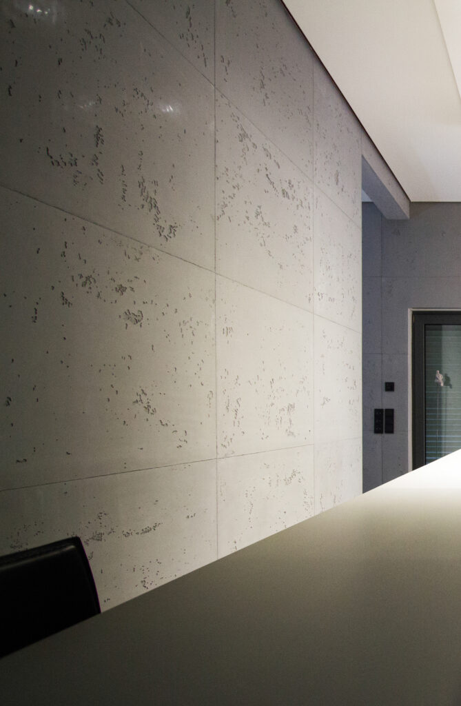 Ein modernes Wohnzimmer zeigt eine stilvolle Wandgestaltung in Betonoptik von Einhornwerke.