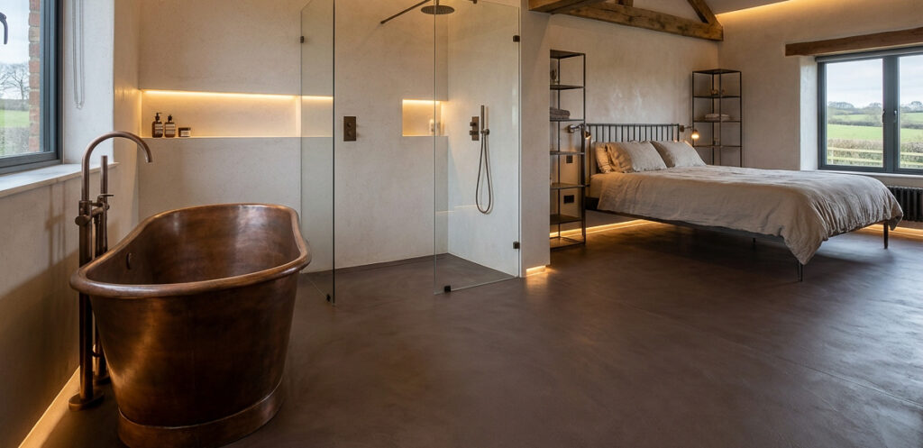 In einem modernen Badezimmer mit Streichputz-Wandgestaltung strahlt eine freistehende Kupferbadewanne Eleganz aus.