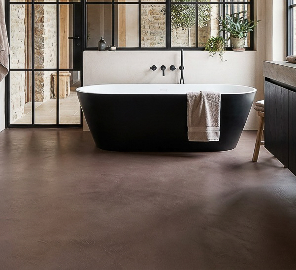 Ein modernes Badezimmer mit einem eleganten schwarzen Badewanne, Streichputz-Wänden und einem stilvollen Designboden HERKULES-3207-2.
