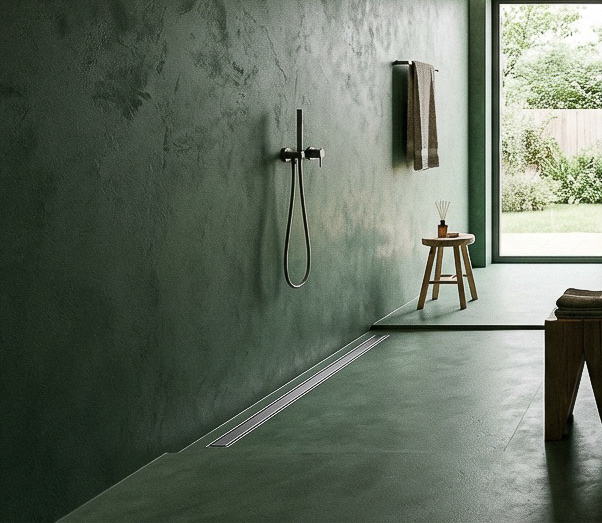 Ein modernes Badezimmer mit HERKULES-Designboden und stilvollem Streichputz schafft eine elegante Atmosphäre. | © Einhornwerke